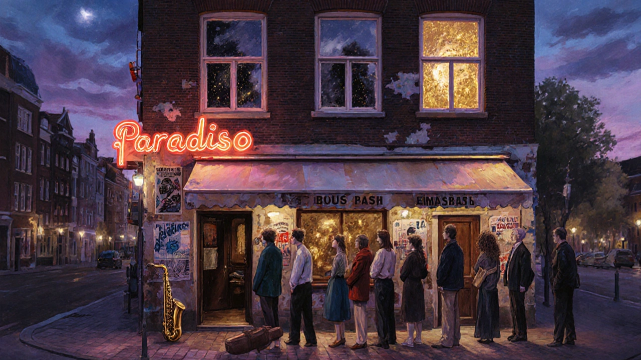 Paradiso aan het einde van de dag, met oude posters en een rustige wachtrij voor de deur.