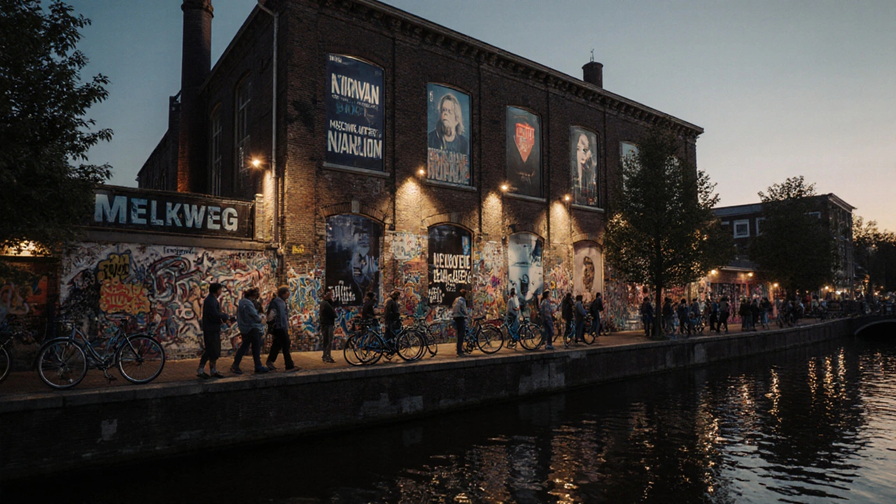 Exterieur van Melkweg aan de gracht bij schemer, met concertposters en mensen in de rij.