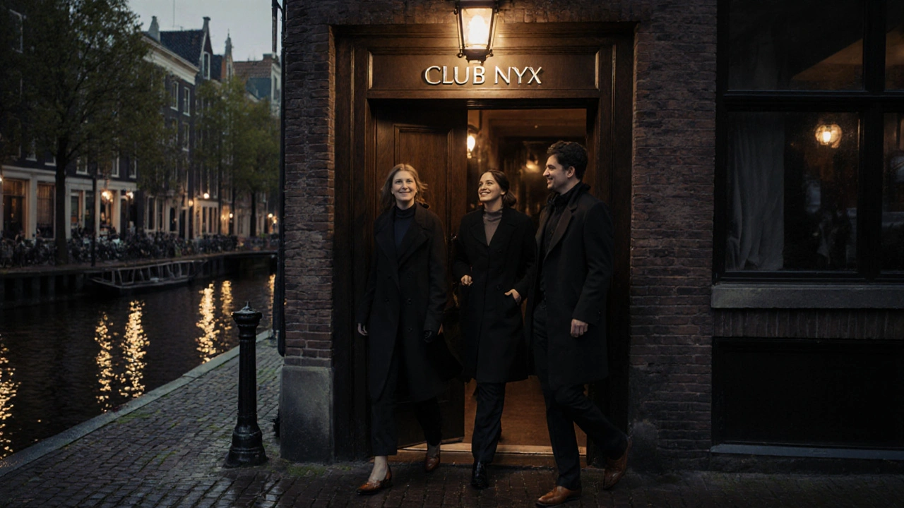 Stille ingang van een club in Amsterdam, zonder neon, met een warme lamp boven een houten deur.