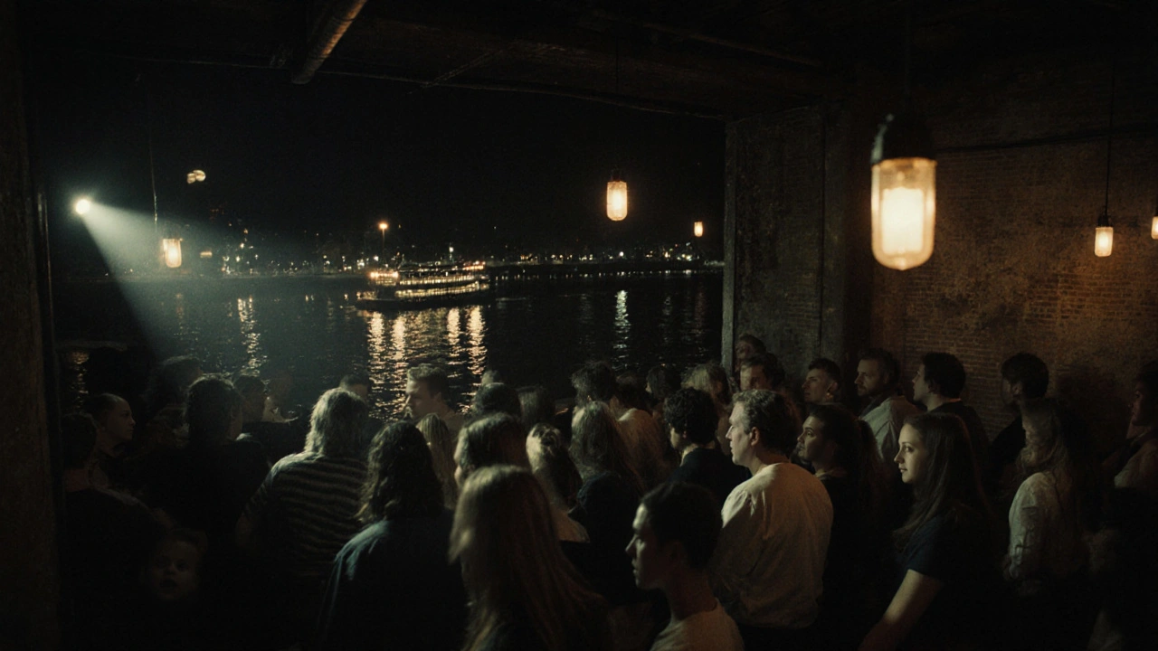 Trojan, een verborgen warehouseclub aan de IJ-rivier, verlicht door een enkele strobe en een stel lampen, met een divers publiek dat dans onder de nacht.