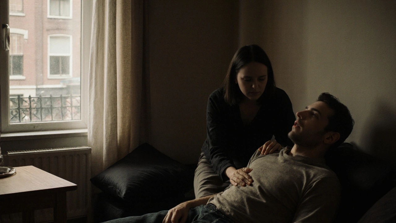 Tuina-therapeut in Amsterdamse woonkamer, precisie in haar handen, man in stilte van innerlijke herkenning.