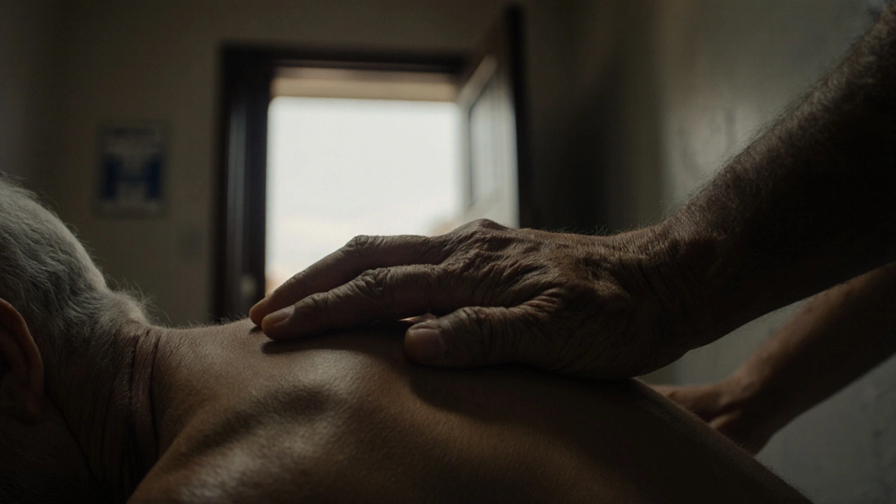 Twee handen aanraken een schouder en rug — geen gezichten, alleen aanraking en stilte.