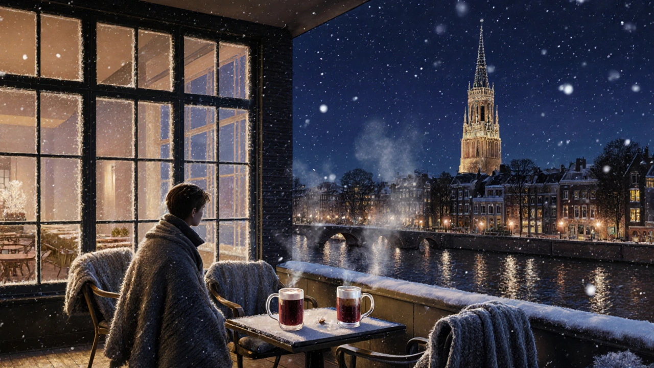 Winterdakterras met warme dekens en glazen mulled wine, reflectie van kanaallicht in de schemering.
