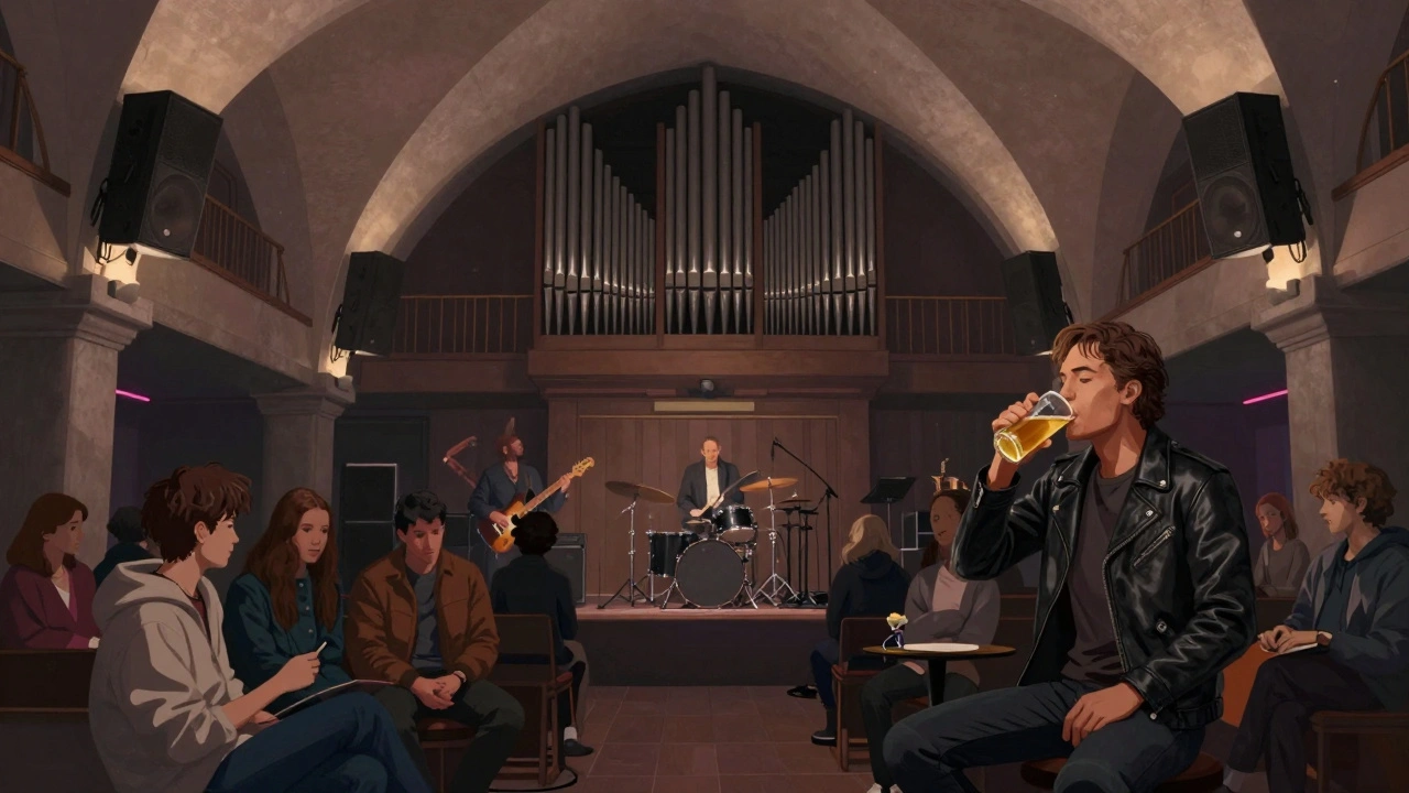 Binnenkant van Paradiso tijdens een live jazzoptreden met een divers publiek in ontspannen sfeer.