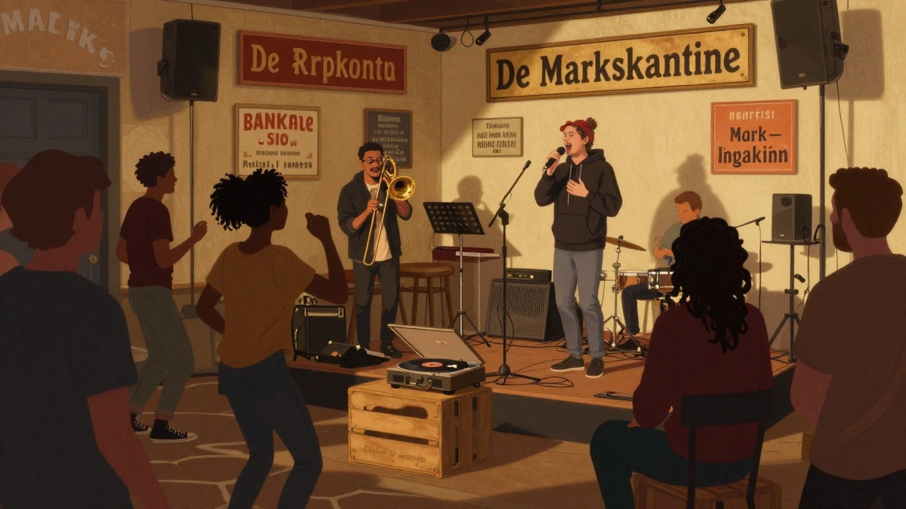 Een live band speelt in de hoek van De Marktkantine, publiek danst en luistert in een ongekunstelde, intieme sfeer.