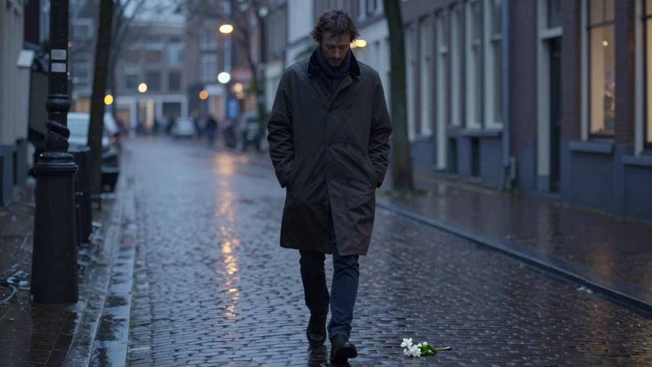 Een man loopt door de regenachtige straten van Amsterdam, ontspannen en vredig, een jasmijnbloem op de stoep.