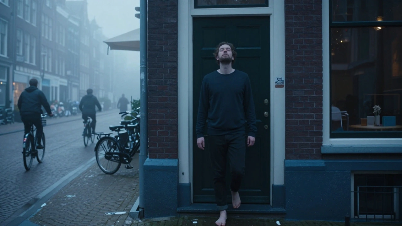 Een man loopt na een Thai massage naar buiten bij zonsopgang, met een uitdrukking van rust en herstel op zijn gezicht.