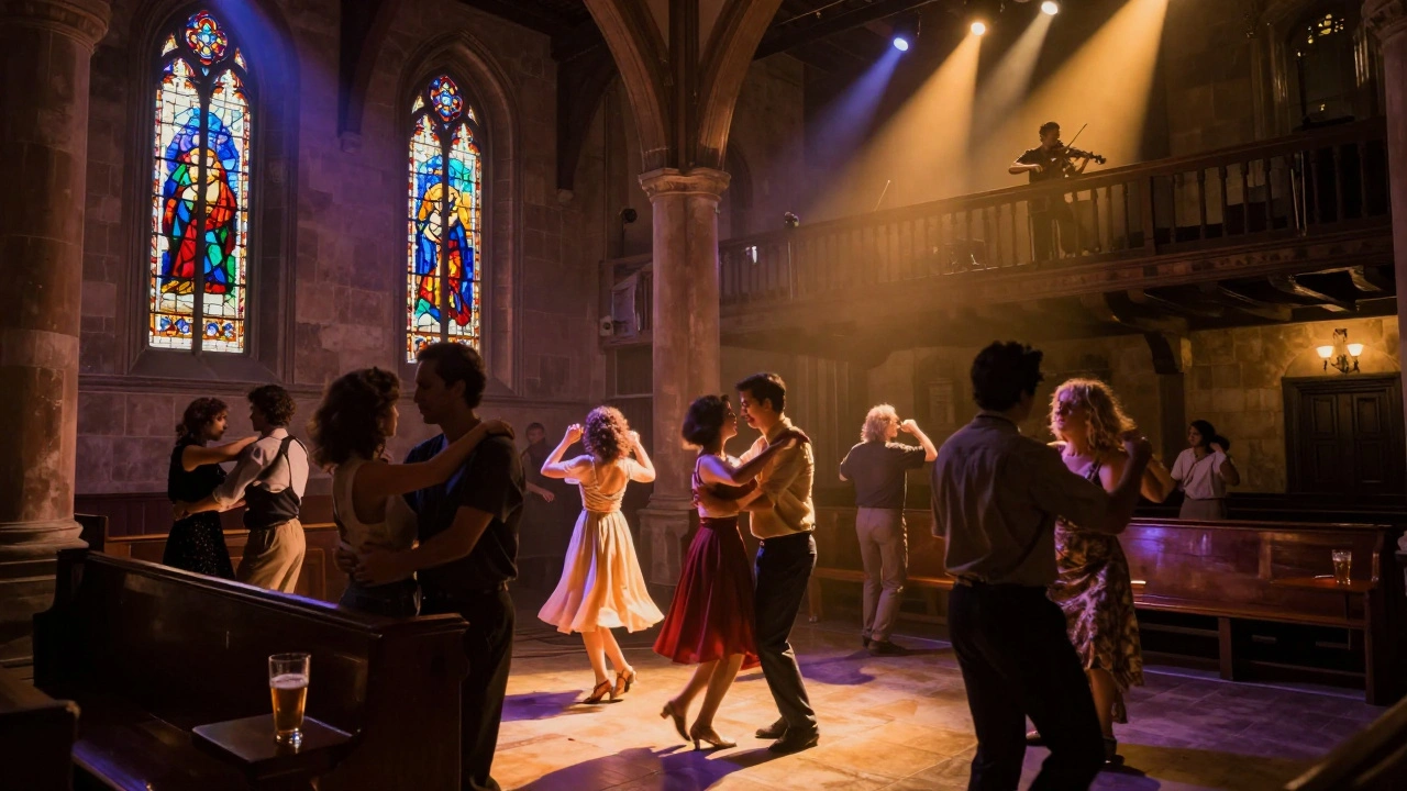 Een voormalige kerk vol mensen die dansen onder glas-in-lood ramen en houten balken, verlicht door kleurrijke spotlights.