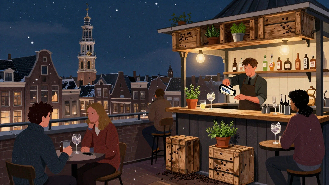 Intiem dakterras met hergebruikt hout, kruiden en een barman die een gin tonic schenkt onder de Westerkerk.