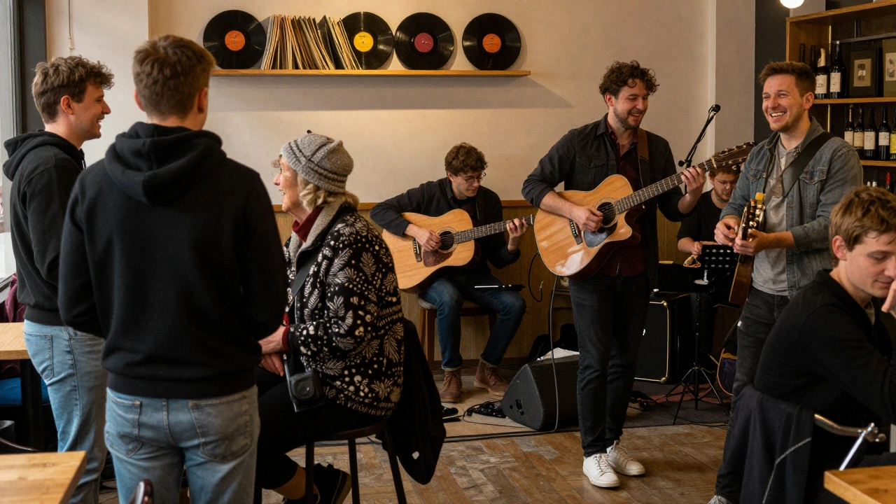 Een divers groepje mensen lacht en geniet van een live muziekset in de authentieke sfeer van De Marktkantine.