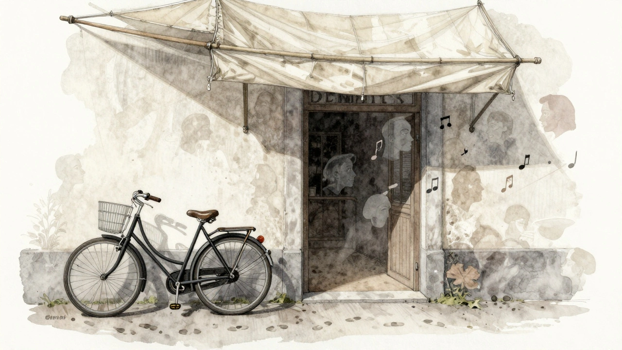 Een fiets onder zeilen bij de ingang van De Marktkantine, met zachte sporen van gesprekken en muziek in de lucht.