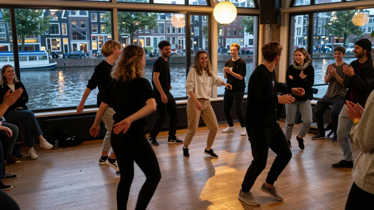 Een lokale dansgroep speelt spontaan op een vloer bij een raam met het Amstel-rivierlicht, gasten kijken met lachende gezichten.