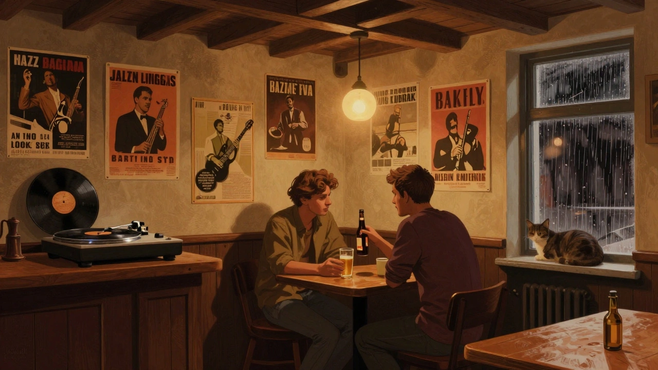 Interieur van een gezellige Amsterdamse bar met houten balken, vintage posters en een vinylplaat die speelt.