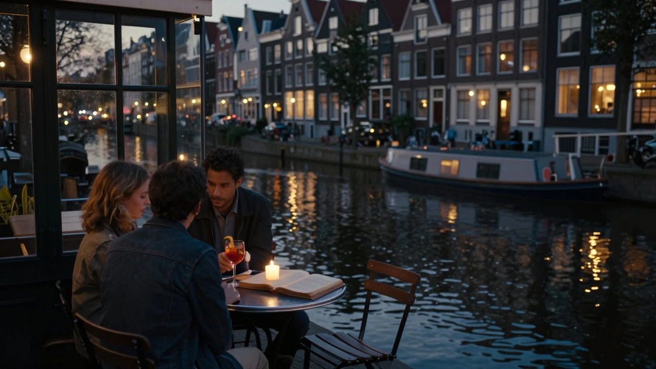 Intiem terras boven de Keizersgracht met kandelaar en spiegeling van kanalen.