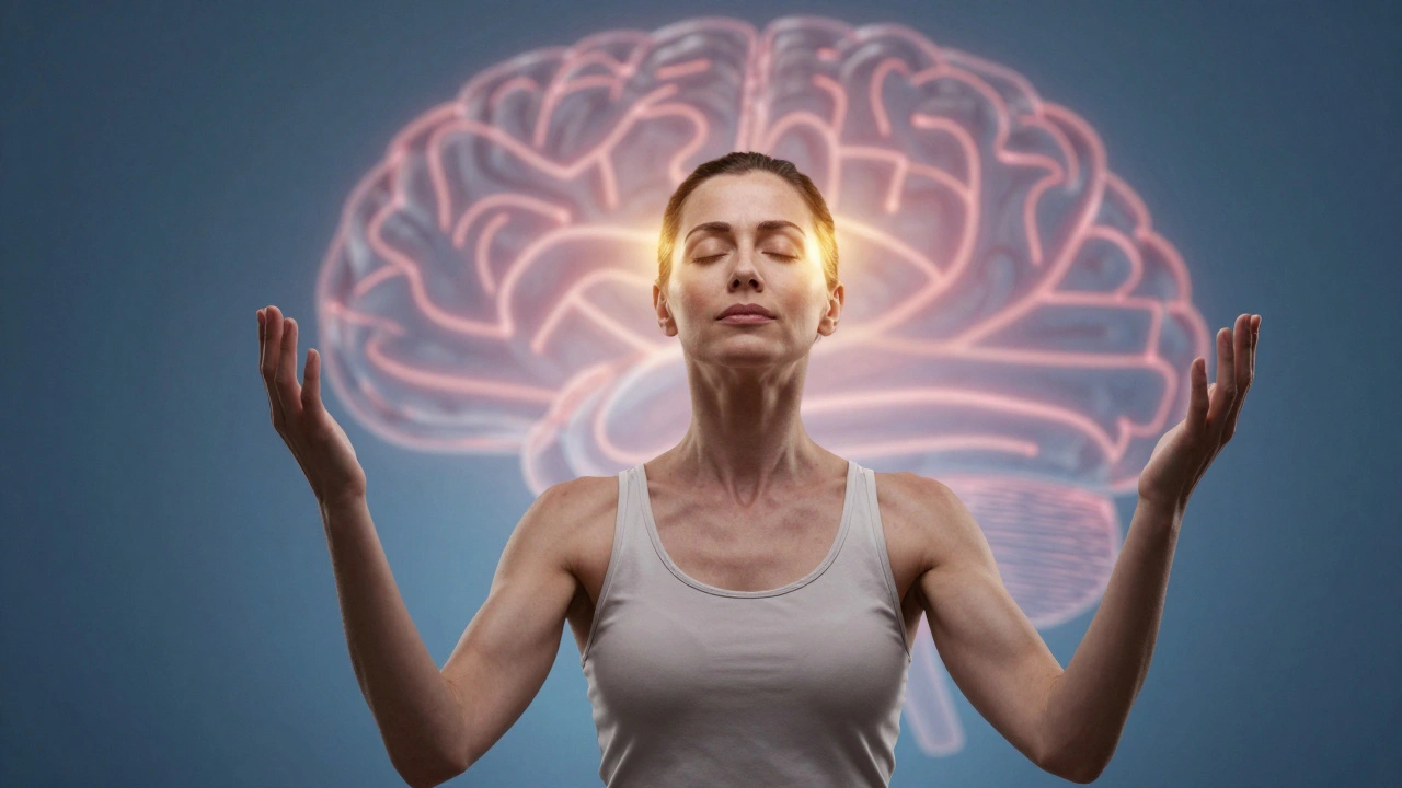 Vrouw na een hoofdmassage, stralend en vrij, met een zachte lichtgolf uit haar voorhoofd.