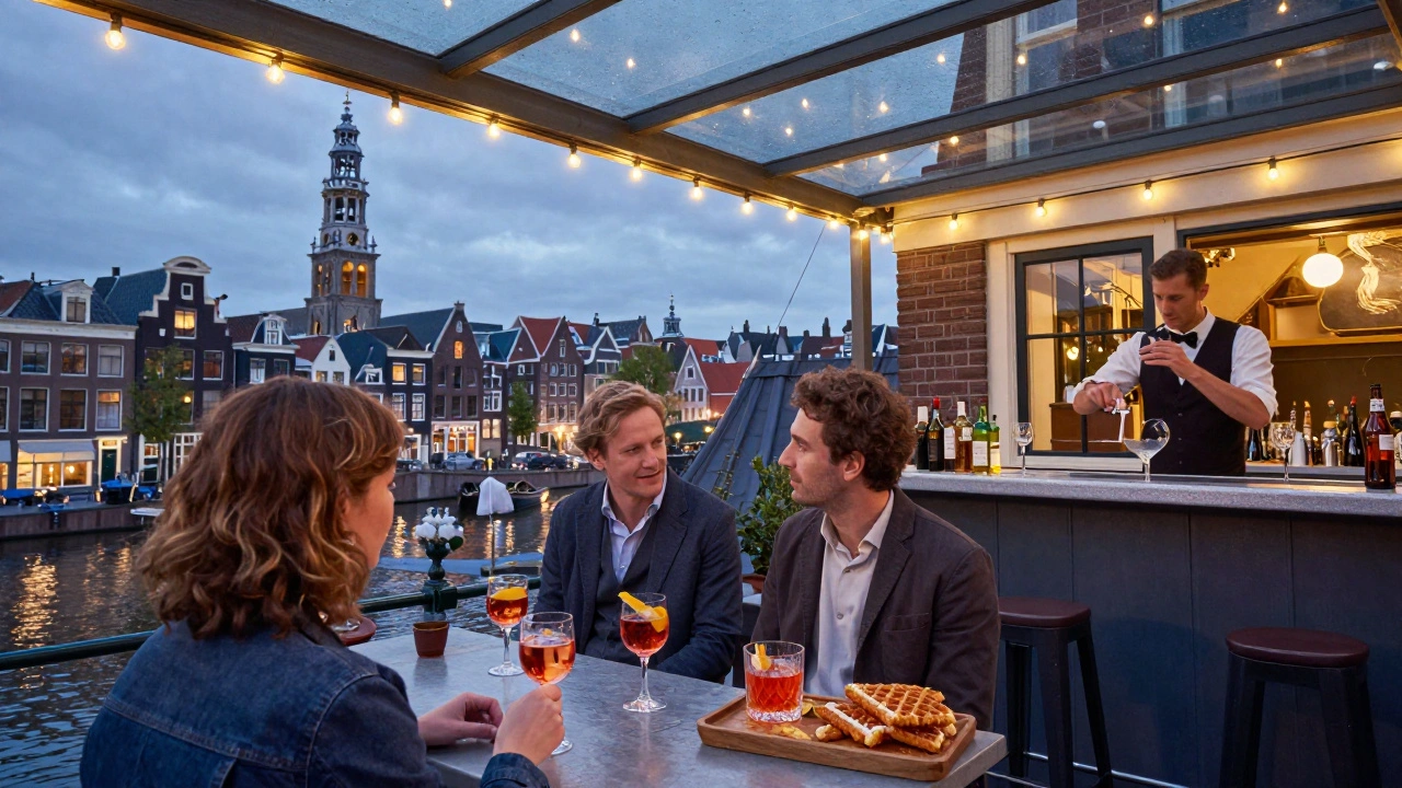 Een dakterrassen met uitzicht op de grachten, waar gasten een Negroni drinken onder de sterren bij zonsondergang.