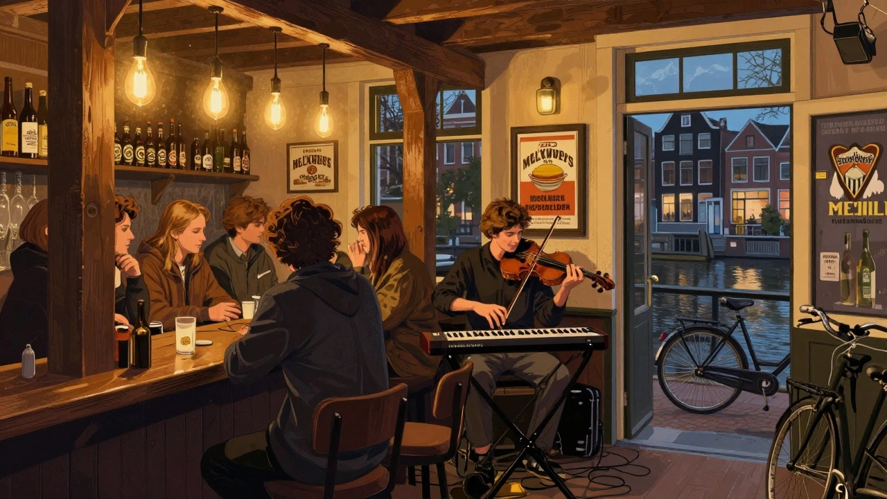 Een lokale band speelt in de Bierkelder van Melkweg met viool en synthesizer, onder warm licht.