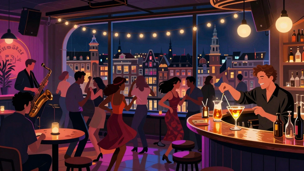 Levendig dakterras van Bar Missing Link met mensen die dansen en een live jazzband onder verlichte straatlantaarns.