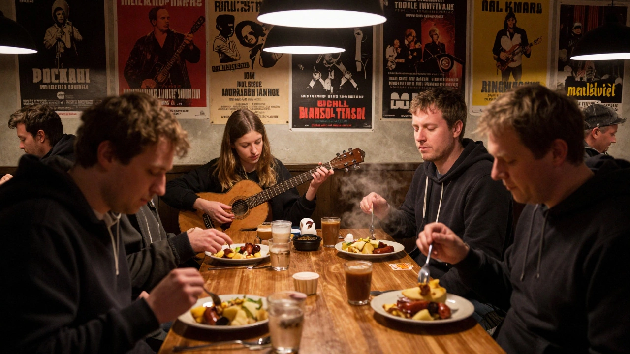Mensen eten eenvoudige maaltijden in de Melkweg Kantine, terwijl iemand speelt op een zelfgemaakte instrument, omgeven door oude concertaffiches.