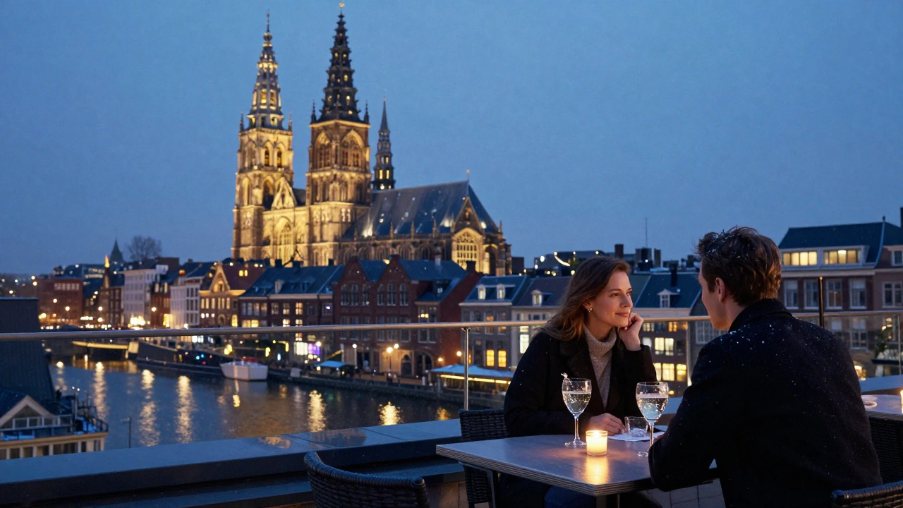 Romantisch dakterras van The Dylan met uitzicht op de Oude Kerk en een kersensetje in een glas bij avondlicht.