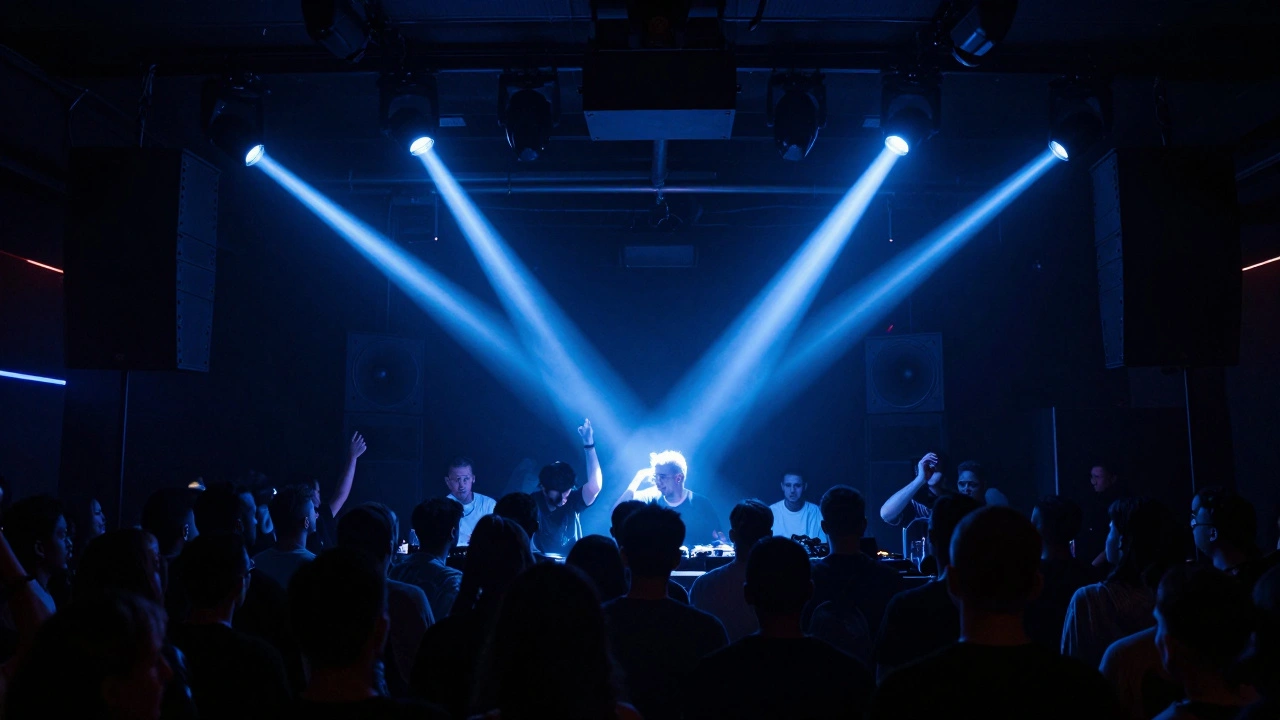 Techno-club interieur met strobelichten en dansende mensen