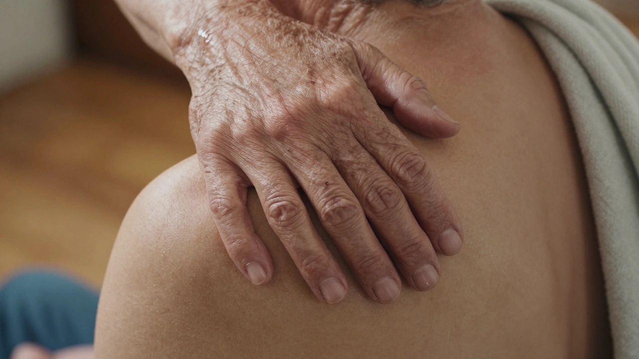 Twee handen rusten zacht op een schouder, olie glinstert, geen gezichten, alleen aanraking en rust.