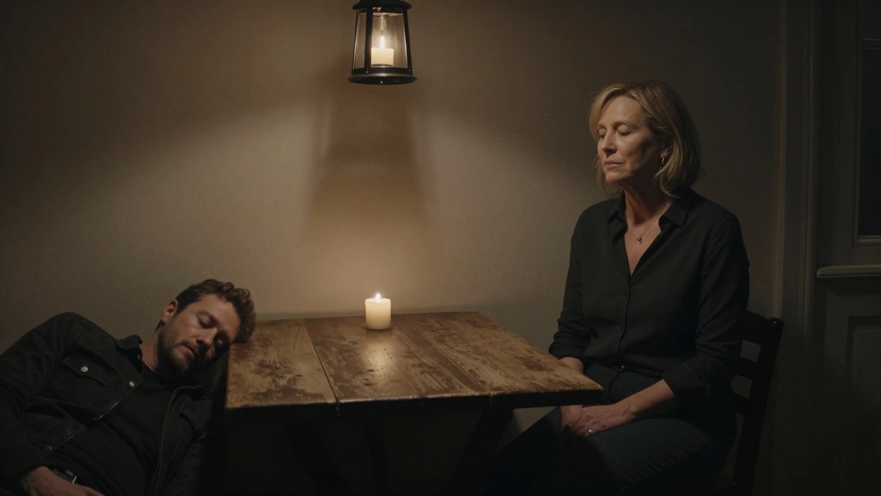 Een oudere vrouw in een eenvoudige keuken met houten tafel, een man ligt stil onder kaarslicht, geen woorden, alleen aanraking.