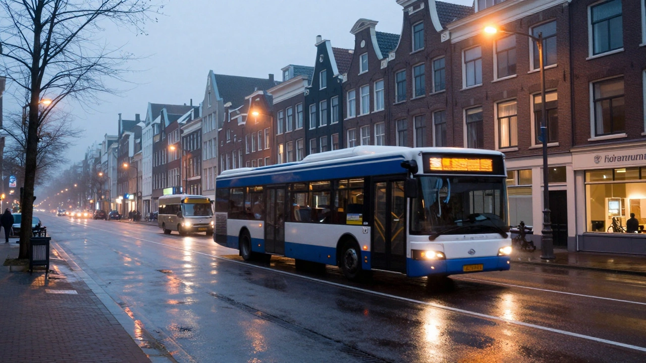 GVB nachtbus rijdt door stille stadstraten vroeg in de morgen