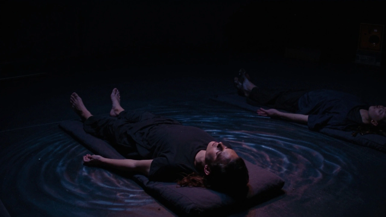 Iemand ontspant in een donkere ruimte waar basslines zichtbaar trillen in de lucht.